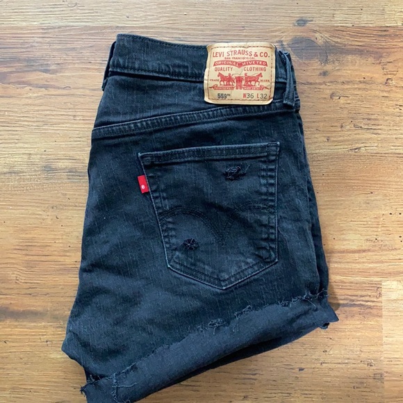 Slightly distressed Levi cut off jean shorts - Picture 2 of 6